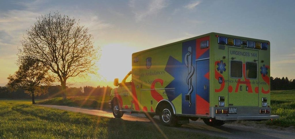 Ein Rettungswagen vor dem Sonnenuntergang